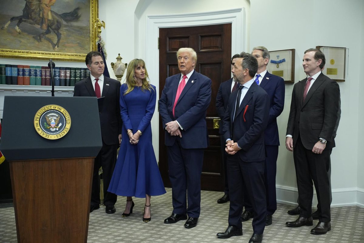 El presidente de Estados Unidos, Donald J. Trump (C), habla con los medios de comunicación después de anunciar que Michael y Susan Dell (I) han prometido una suma histórica de 6.250 millones de dólares estadounidenses para crear "cuentas Trump" para niños, en la Sala Roosevelt de la Casa Blanca en Washington, DC, EE.UU., el 2 de diciembre de 2025. EFE/EPA/YURI GRIPAS / POOL
