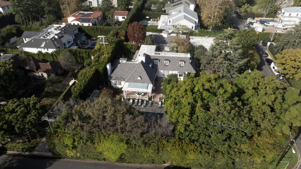 Una imagen aérea tomada con un dron muestra la casa de Rob Reiner en Los Ángeles, California, EE. UU., el 17 de diciembre de 2025. EFE/EPA/TED SOQUI