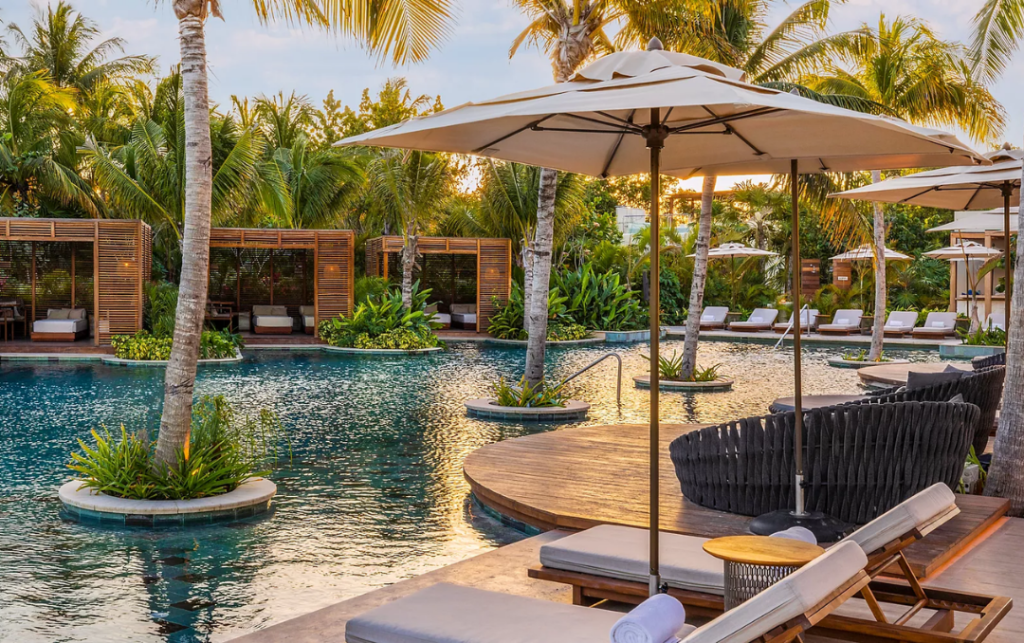 Alberca de hotel de la Riviera Maya en México