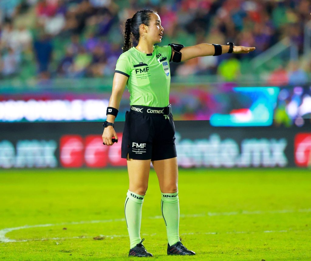 Arbitra mexicana en un partido de la Liga MX