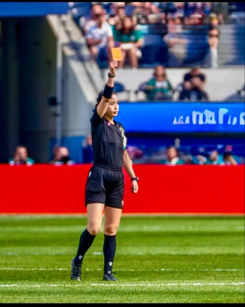 Katia Itzel García sacando una tarjeta