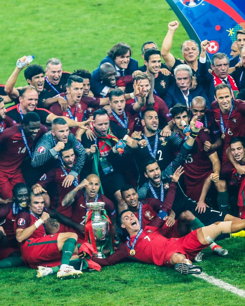 Selección de Portugal celeberando