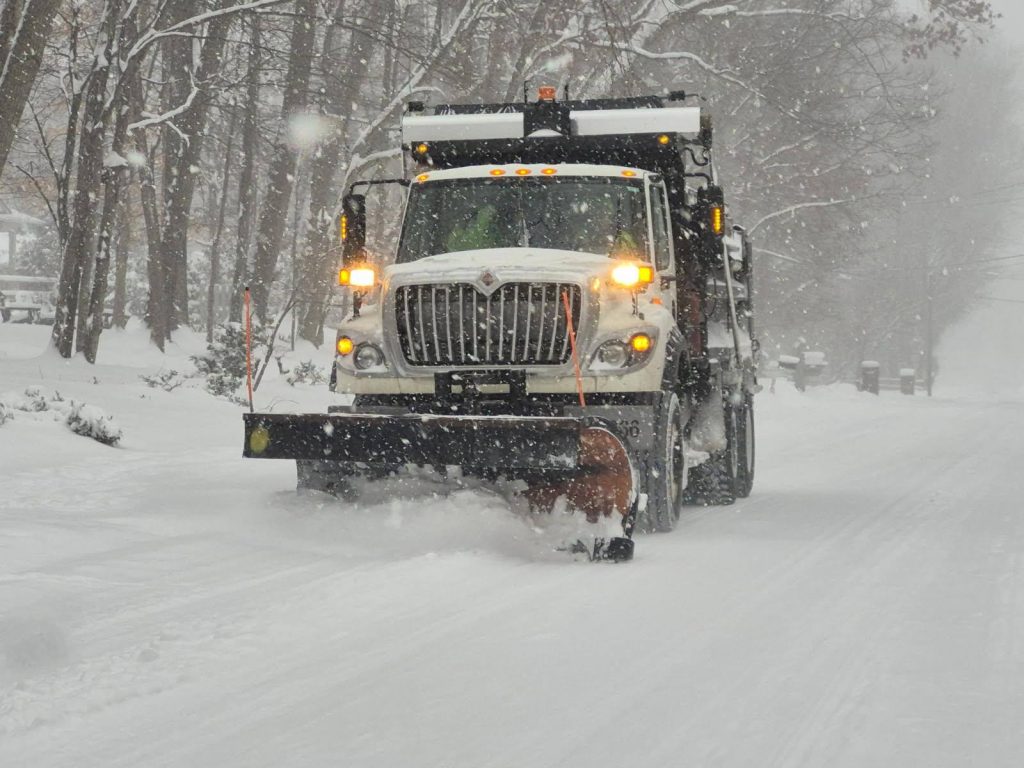 Camión limpia las calles de Greensboro.