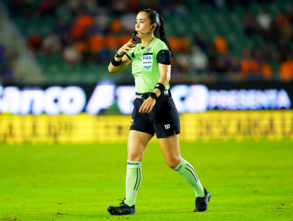 Katia García, la árbitra mexicana que rompe moldes en el fútbol