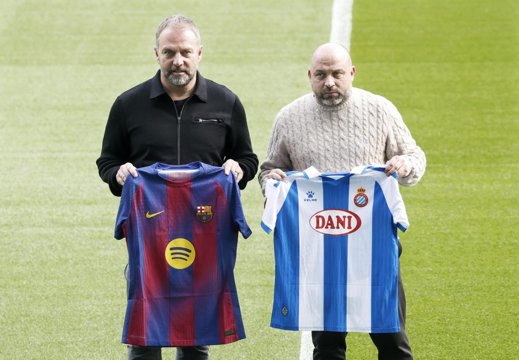 Cordialidad entre Manolo González y Flick en el encuentro de técnicos antes del derbi
