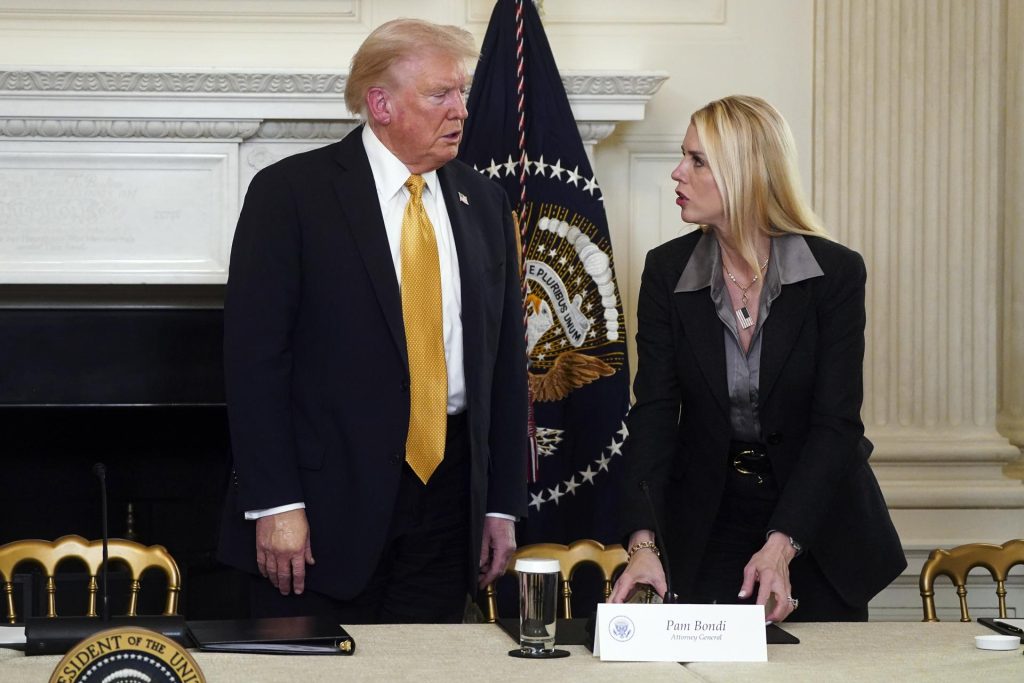 El presidente de Estados Unidos, Donald Trump, junto a la fiscal general y cabeza del Departamento de Justicia, Pam Bondi, en una fotografía de archivo. EFE/WILL OLIVER