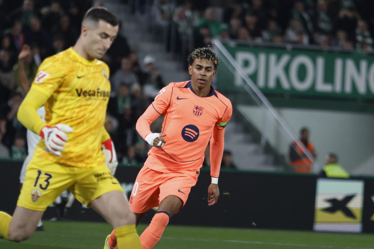El delantero del FC Barcelona, Lamine Yamal, durante el encuentro correspondiente a la jornada 22 de la Liga EA Sports que disputaron en el estadio Martínez Valero, en la localidad alicantina. EFE / Pablo Miranzo.
