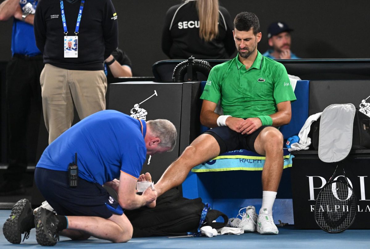 El serbio Novak Djokovic es atendido en su tobillo derecho durante el partido de la tercera ronda del Abierto de Australia ante el neeerlandés Botic Van De Zandschulp. EFE/EPA/LUKAS COCH AUSTRALIA AND NEW ZEALAND OUT 