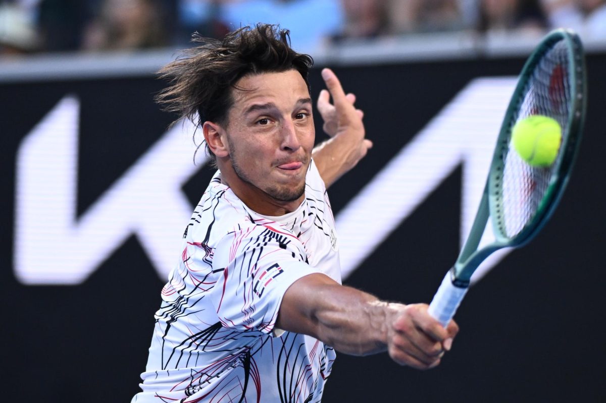 El tenista italiano Luciano Darderi en acción durante el partido del Abierto de Australia 2026 en Melbourne Park contra el también italiano Jannik Sinner. EFE/EPA/JOEL CARRETT 