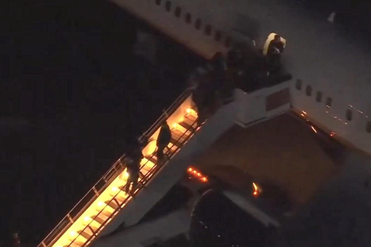 Captura de video que muestra al presidente de Venezuela, Nicolás Maduro, descendiendo esposado del avión militar Boeing 757 este sábado, en Nueva York (Estados Unidos). EFE/ POOL NYC
