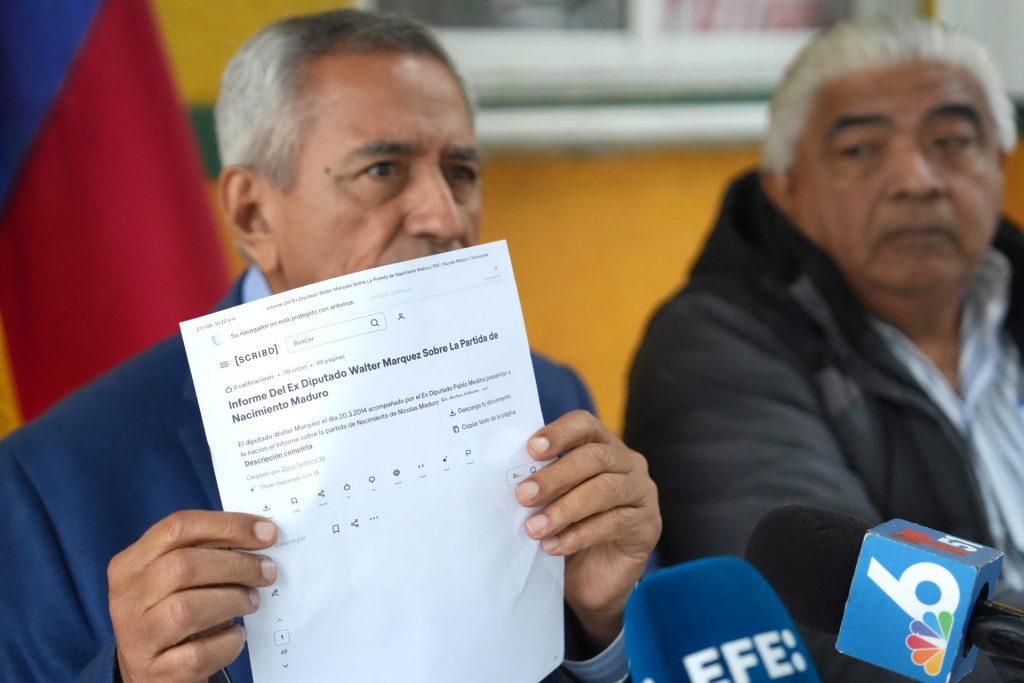 El exdiputado venezolano Pablo Medina (i) muestra un documento durante una rueda de prensa este miércoles, en Doral, Florida (EE.UU.). EFE/ Alberto Boal
