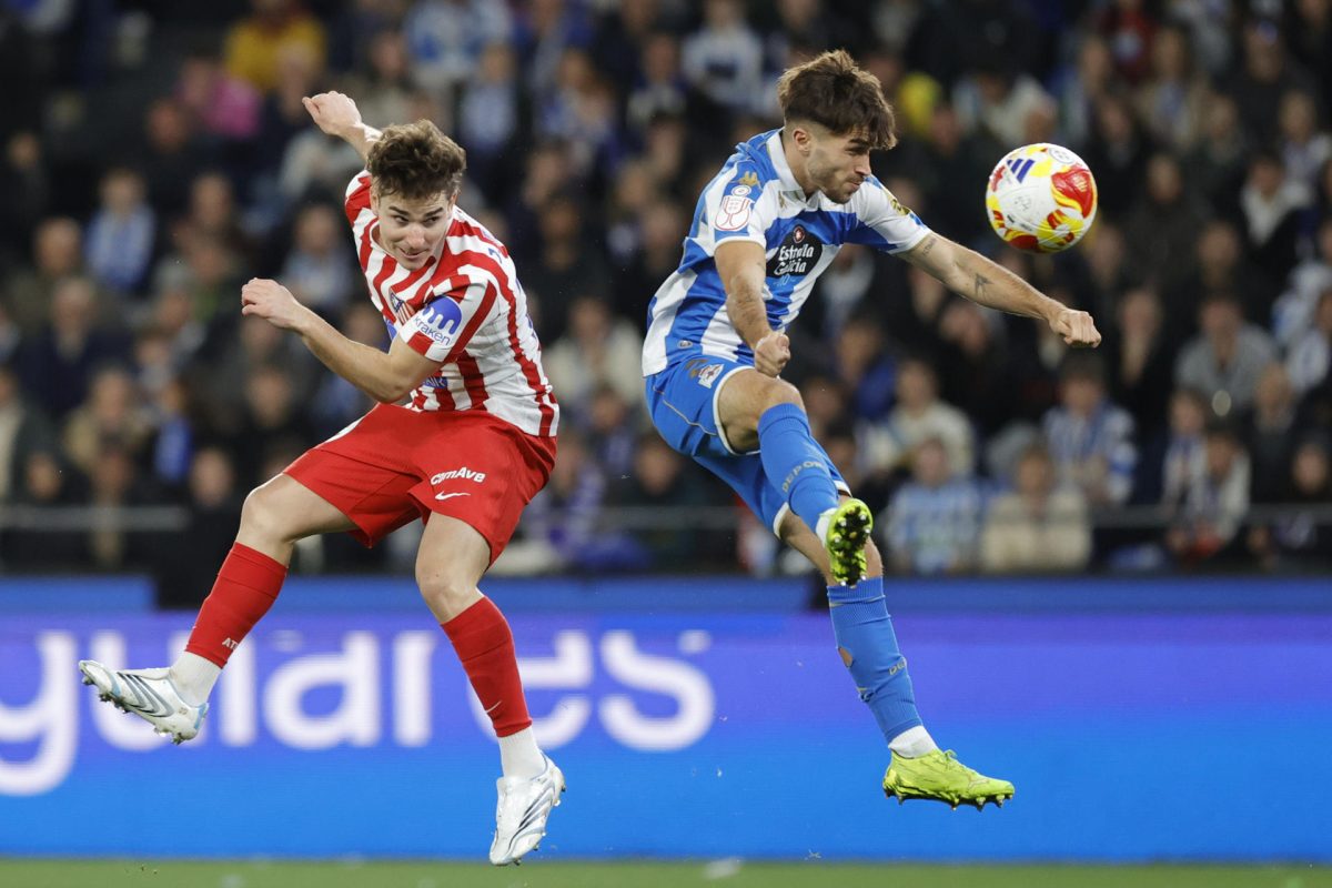 El delantero argentino del Atlético de Madrid, Julián Álvarez (i) pelea un balón con el defensa del Deportivo Adriá Altimira durante el partido de octavos de final de la Copa del Rey entre el Deportivo y el Atlético de Madrid, este martes en el estadio de Riazor. EFE/ Cabalar