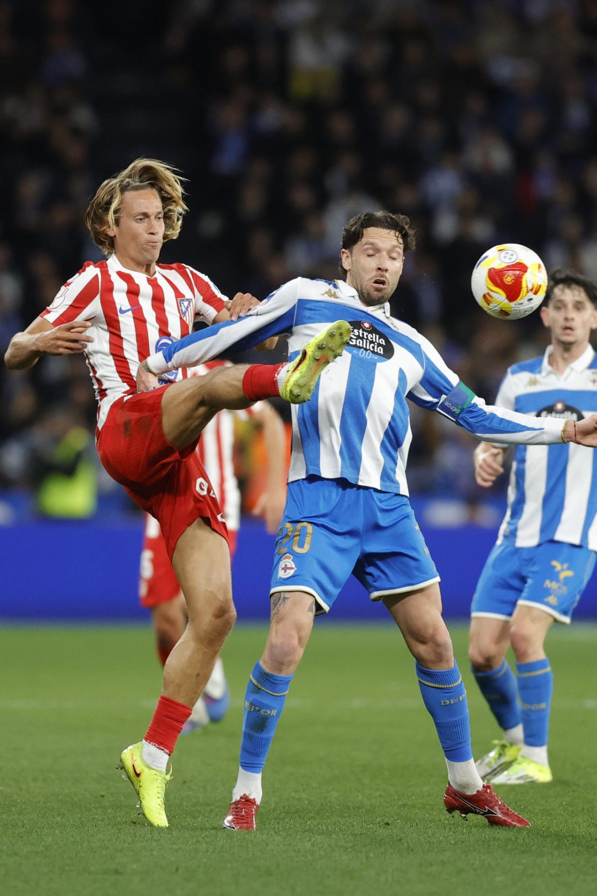 El jugador del Atlético de Madrid Marcos Llorente (izda) pelea un balón con el jugador del Deportivo José Ángel, durante el partido de octavos de final de la Copa del Rey entre el Deportivo y el Atlético de Madrid, disputado este martes en el estadio de Riazor. EFE/Cabalar