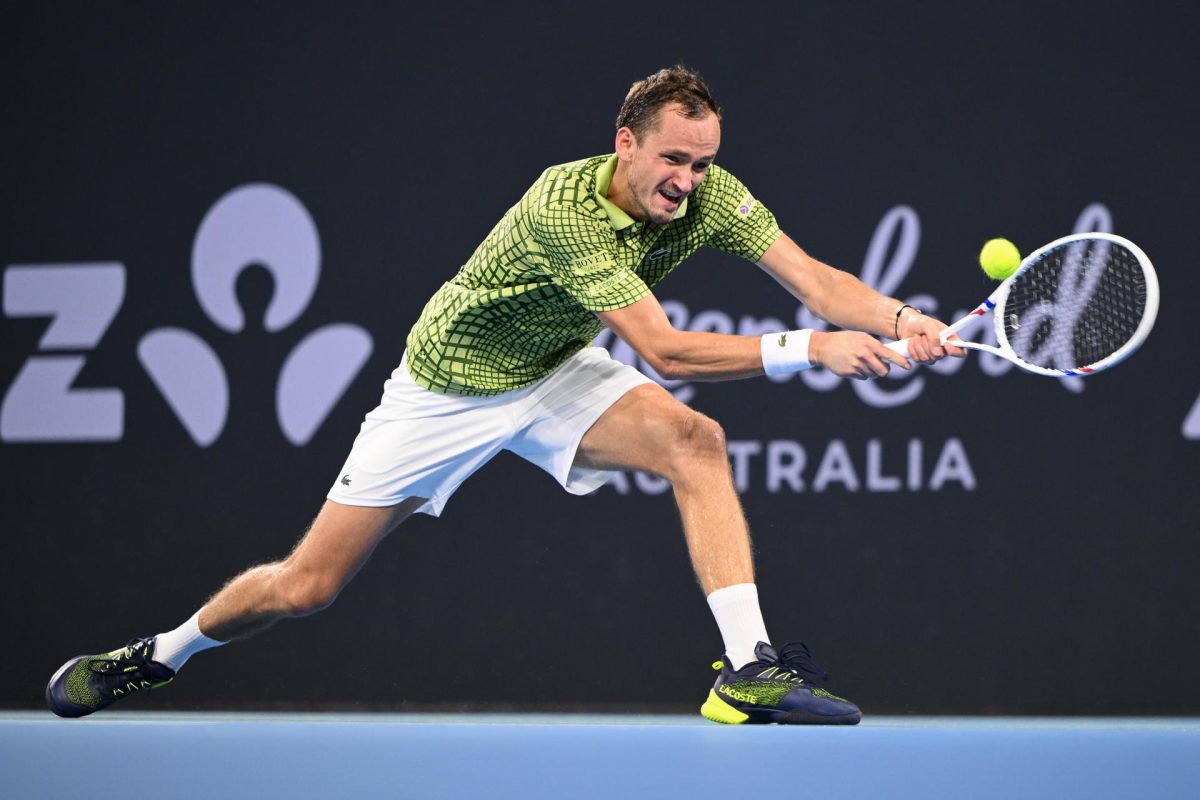 El ruso Daniil Medvedev en acción contra el hungaro Marton Fucsovics durante el segundo día del torneo de tenis Brisbane International en el Pat Rafter Arena en Brisbane, Australia. EFE/EPA/ZAIN MOHAMMED