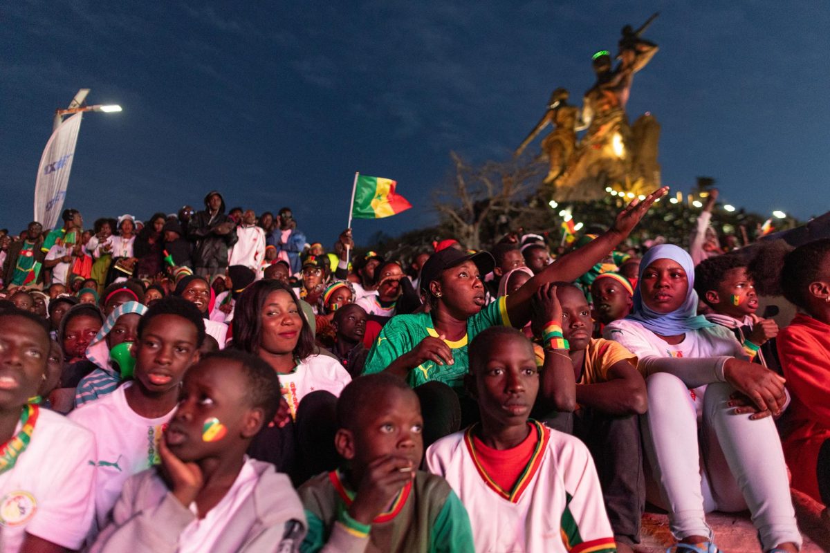 Aficionados senegaleses celebran en Dakar la victoria de su selección ante Marruecos en la final de la Copa África. EFE/EPA/JEROME FAVRE 
