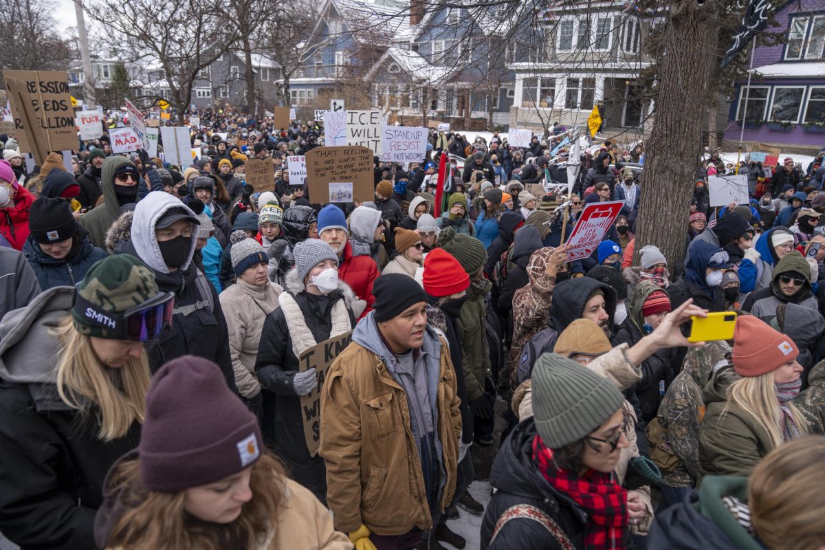 Personas sostienen carteles durante una manifestación en rechazo a los operativos del Servicio de Inmigración y Control de Aduanas (ICE) en Mineápolis (Estados Unidos). EFE/ Angel Colmenares
