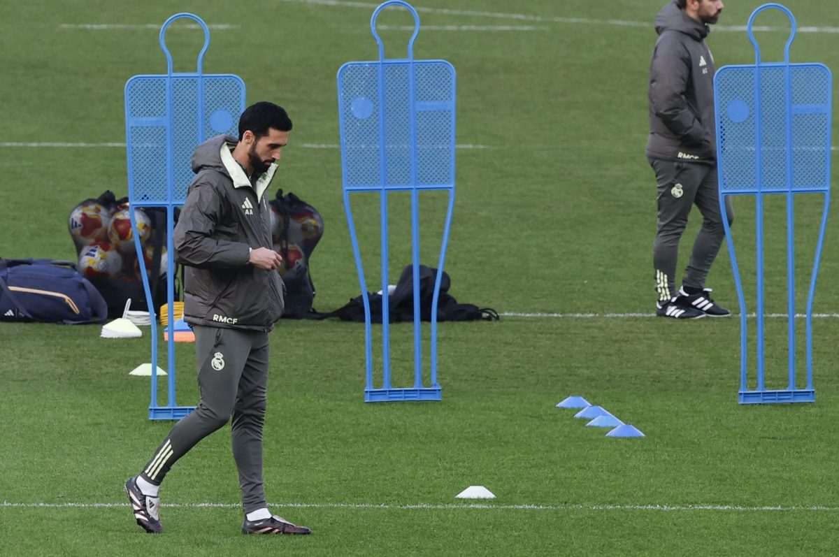El nuevo entrenador del Real Madrid, Álvaro Arbeloa, dirige el entrenamiento del equipo en la Ciudad Deportiva de Valdebebas en Madrid este martes. EFE/ J.J. Guillén 