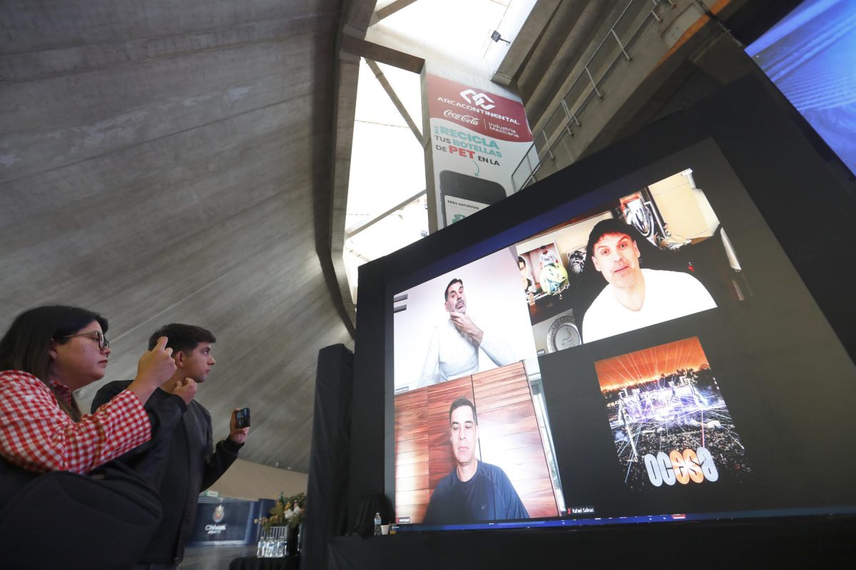 Periodistas observan este miércoles una videoconferencia, donde aparecen los exfutbolistas españoles Fernando Hierro, Fernando Morientes y el mexicano Rafael Márquez, durante la presentación de la 'Copa Leyendas' que se disputará el próximo 3 de marzo entre el Real Madrid y Barcelona en las instalaciones del Estadio Akron en Guadalajara (México). EFE/ Francisco Guasco 