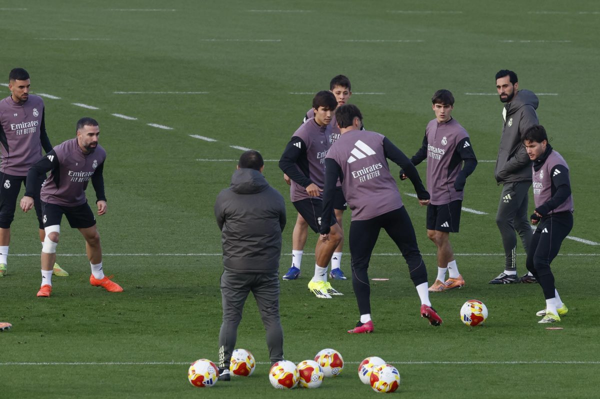 El nuevo entrenador del Real Madrid, Álvaro Arbeloa (2d), dirige el entrenamiento del equipo en la Ciudad Deportiva de Valdebebas este martes. EFE/ J.J. Guillén 