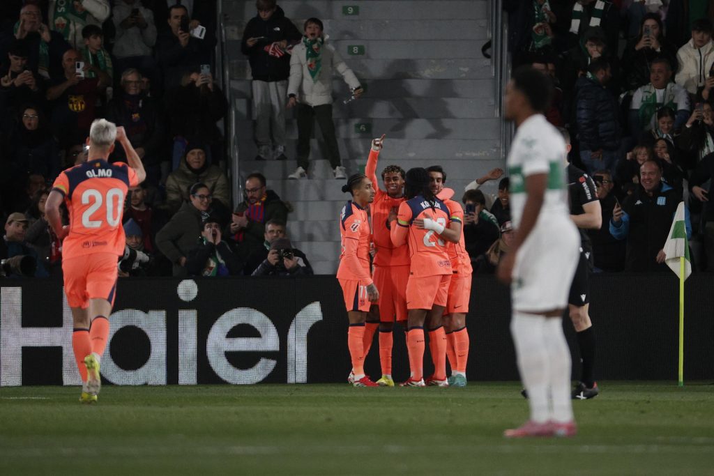 El delantero del FC Barcelona Lamine Yamal (c) celebra junto a sus compañeros tras marcar el 1-0 durante el encuentro correspondiente a la jornada 22 de la Liga EA Sports que disputaron Elche y FC Barcelona en el estadio Martínez Valero, en la localidad alicantina. EFE/ Manuel Bruque