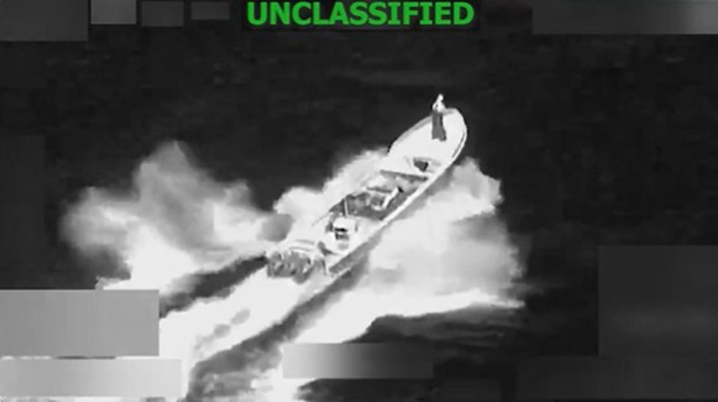Captura de un video difundido en la cuenta en X @Southcom de un bote que fue destruido este viernes en el Pacífico oriental. EE.UU. destruyó un nuevo bote supuestamente operado por organizaciones ligadas al narcotráfico en el Pacífico y eliminan a dos tripulantes y un tercero sobrevivió. EFE/ @Southcom