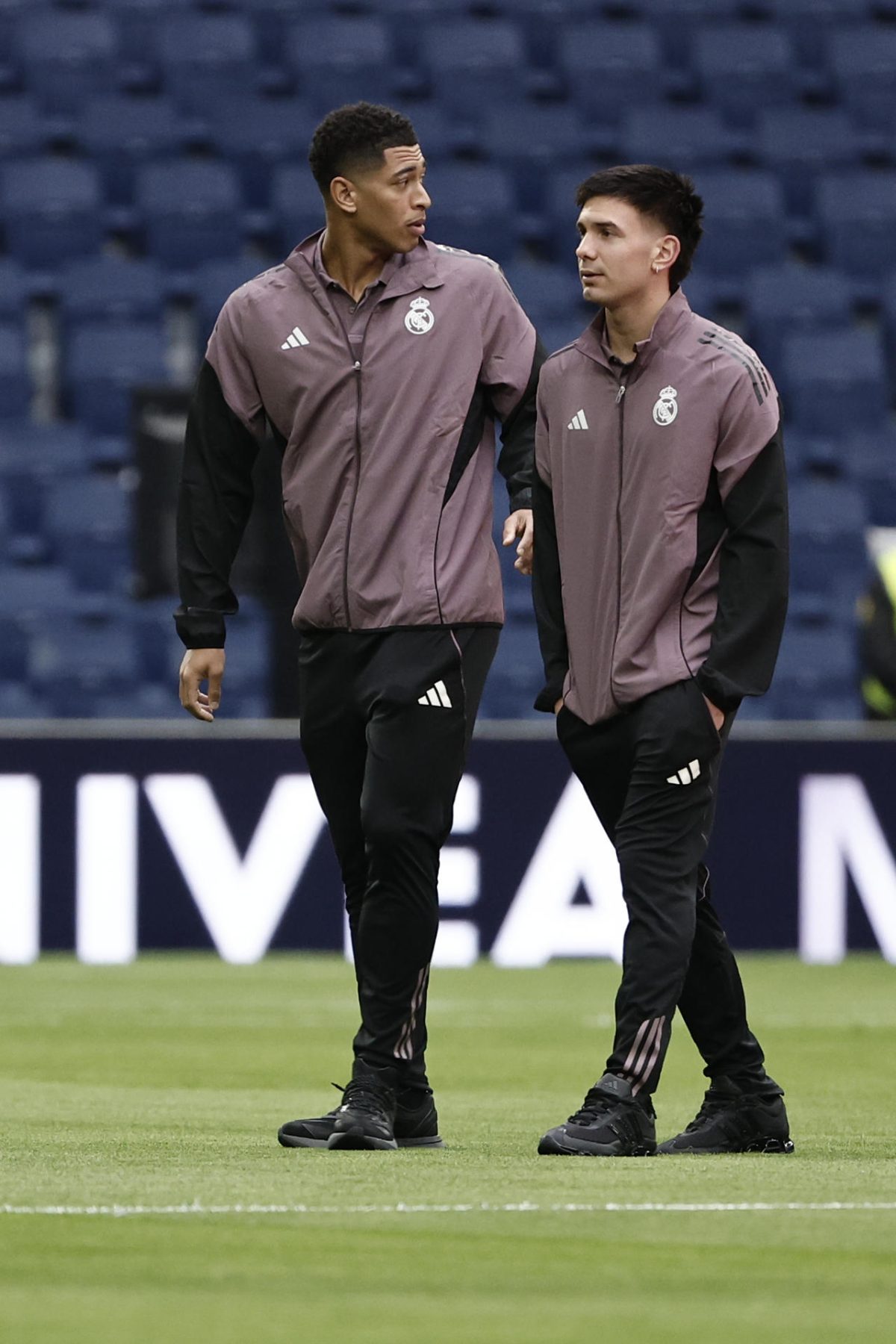 El centrocampista del Real Madrid, Jude Bellingham (i) durante el calentamiento del equipo antes del partido de LaLiga ante el Real Betis este domingo en el estadio Santiago Bernabéu en Madrid. EFE/ Sergio Pérez 