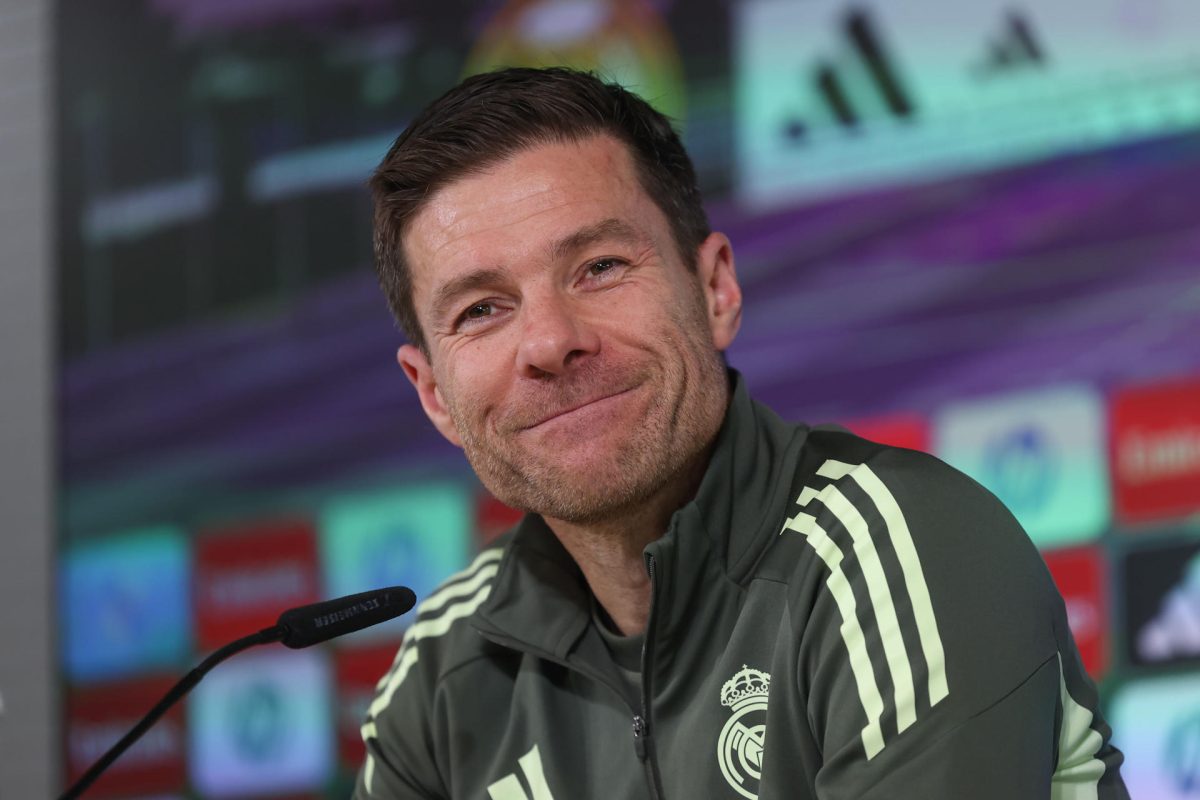 El entrenador del Real Madrid, Xabi Alonso, ofrece una rueda de prensa después del entrenamiento en la Ciudad Deportiva de Valdebebas para preparar el partido de LaLiga frente al Real Betis. EFE/Kiko Huesca 