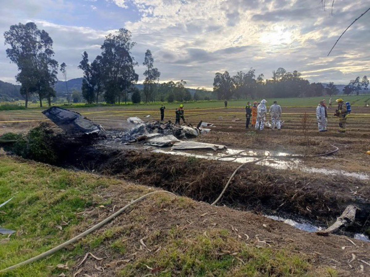 Fotografía tomada a través de rastreo de redes de bomberos y rescatistas cerca a una avioneta accidentada este sábado, en una zona rural del departamento de Boyacá (Colombia). EFE/ Rastreo de redes
