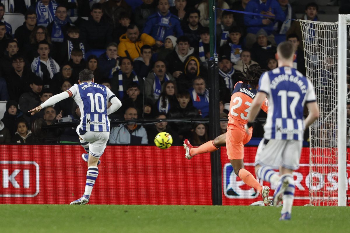 El delantero de la Real Mikel Oyarzabal (i) chuta para marcar ante el Barcelona, durante el partido de LaLiga EA Sports que Real Sociedad y FC Barcelona disputan en el estadio de Anoeta, en San Sebastián. EFE/Juan Herrero 