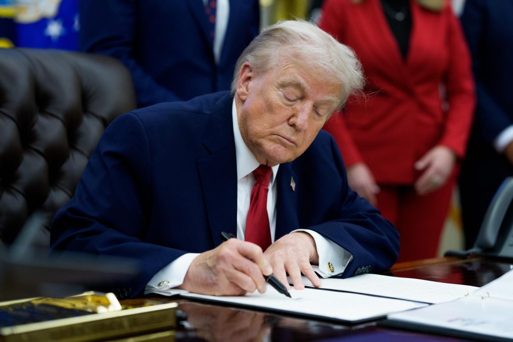 El presidente de EE.UU., Donald J Trump. EFE/EPA/AARON SCHWARTZ / POOL