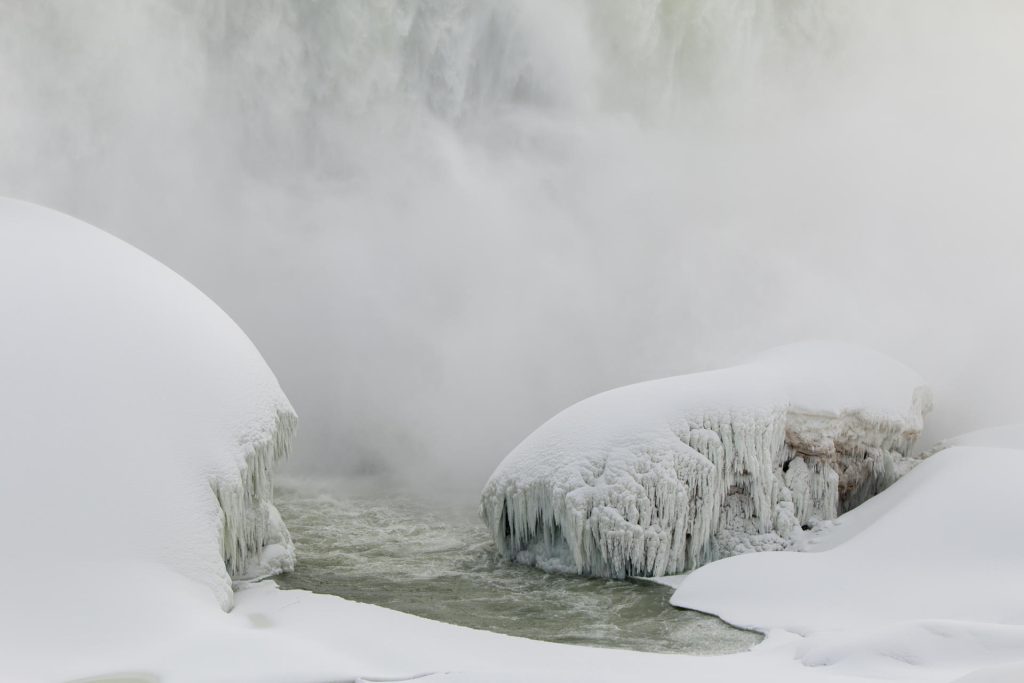Fotografía que muestra la base de las Cataratas del Niágara congelada en su parte canadiense este sábado, en Ontario (Canadá). EFE/ Julio Cesar Rivas