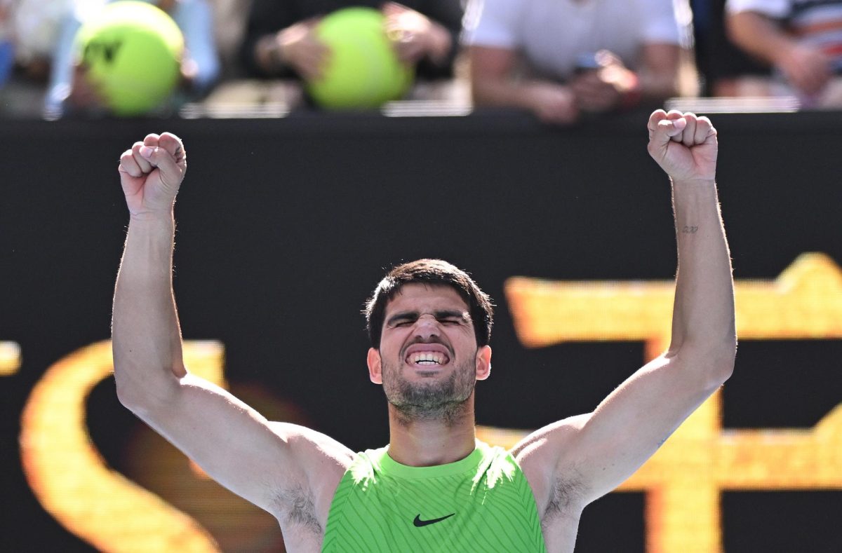 El tenista español Carlos Alcaraz celebra la victoria en el partido contra el estadounidense Tommy Paul en el Abierto de Australia de tenis en el Melbourne Park. EFE/EPA/JAMES ROSS 