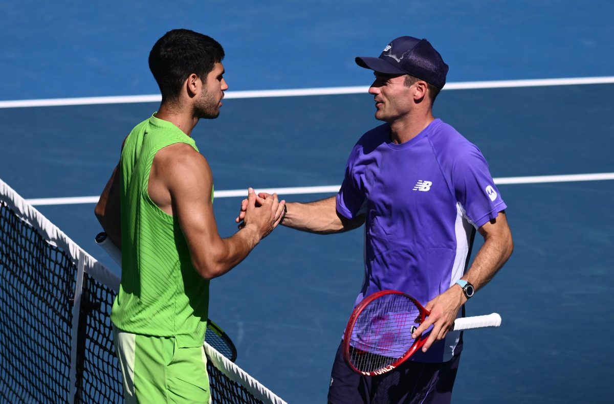 El tenista español Carlos Alcaraz saluda al estadounidense Tommy Paul en el Abierto de Australia de tenis en el Melbourne Park. EFE/EPA/JAMES ROSS 