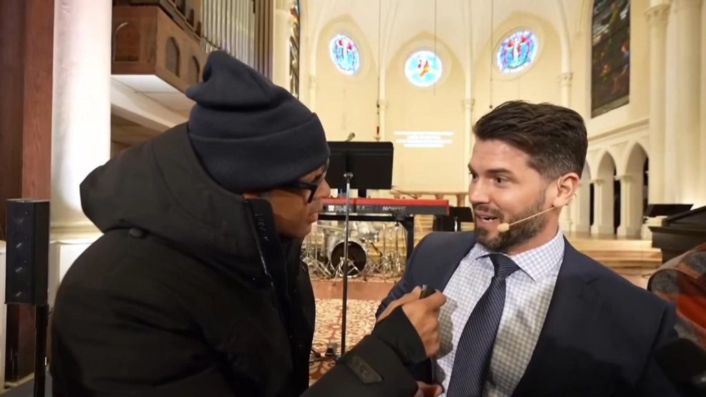 Captura de video tomado de la cuenta en YouTube @TheDonLemonShow del periodista Don Lemon, expresentador estrella de la cadena CNN, de Lemon (i) durante la cobertura de una protesta en una iglesia de Saint Paul (Minesota, EE.UU.). EFE/ @TheDonLemonShow /SOLO USO EDITORIAL/ SOLO DISPONIBLE PARA ILUSTRAR LA NOTICIA QUE ACOMPAÑA (CRÉDITO OBLIGATORIO)