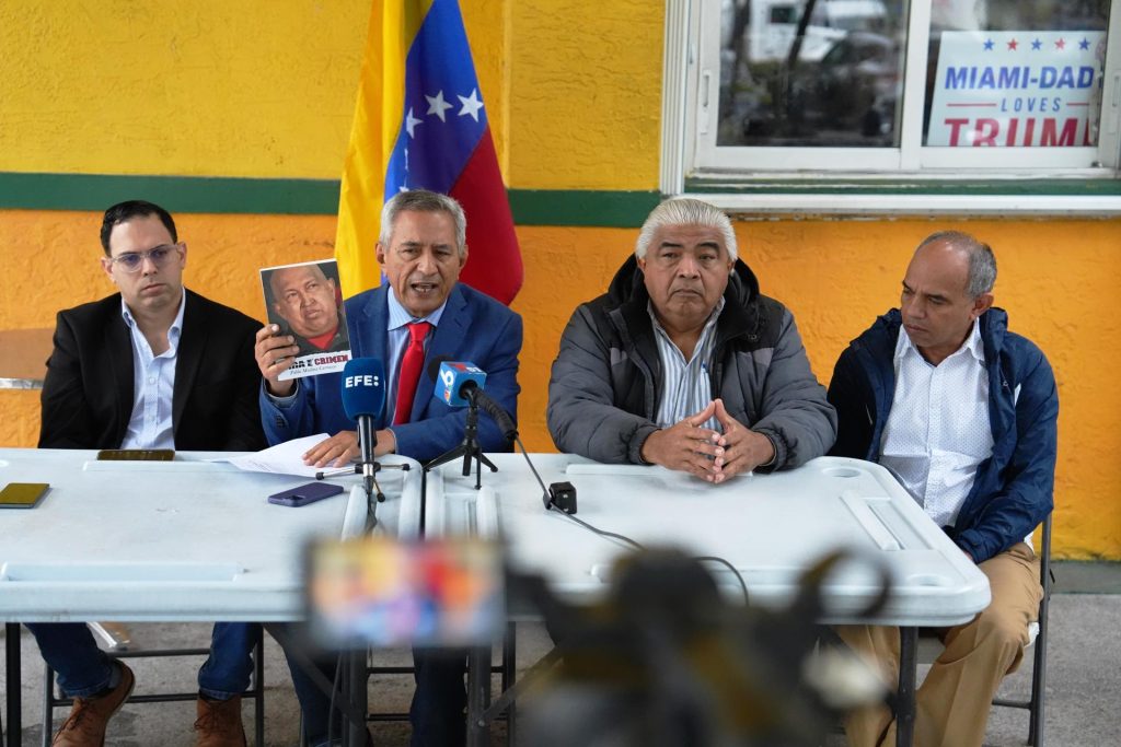 El abogado Eduardo Flores (i), el exdiputado Pablo Medina (2-i), el presidente de la Coalición Internacional por Venezuela, Freddy Solorzano (2-d), y el profesor Ronald Bellorín, participan en una rueda de prensa este miércoles, en Doral, Florida (EE.UU.). EFE/ Alberto Boal