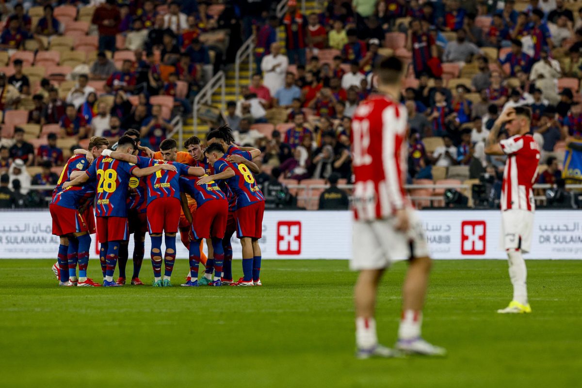 Los jugadores del FC Barcelona antes del inicio de la segunda parte del partido de la Supercopa de España que disputan el FC Barcelona y el Athletic Club, este miércoles en el estadio Alinma Bank Stadium at King Abdullah Sport, en Yeda. EFE/ Kai Forsterling 