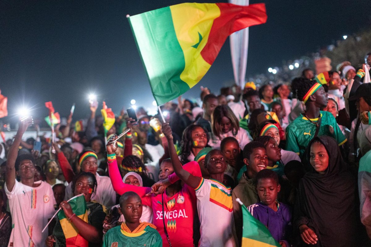 Aficionados senegaleses celebran en Dakar la victoria de su selección ante Marruecos en la final de la Copa África. EFE/EPA/JEROME FAVRE 