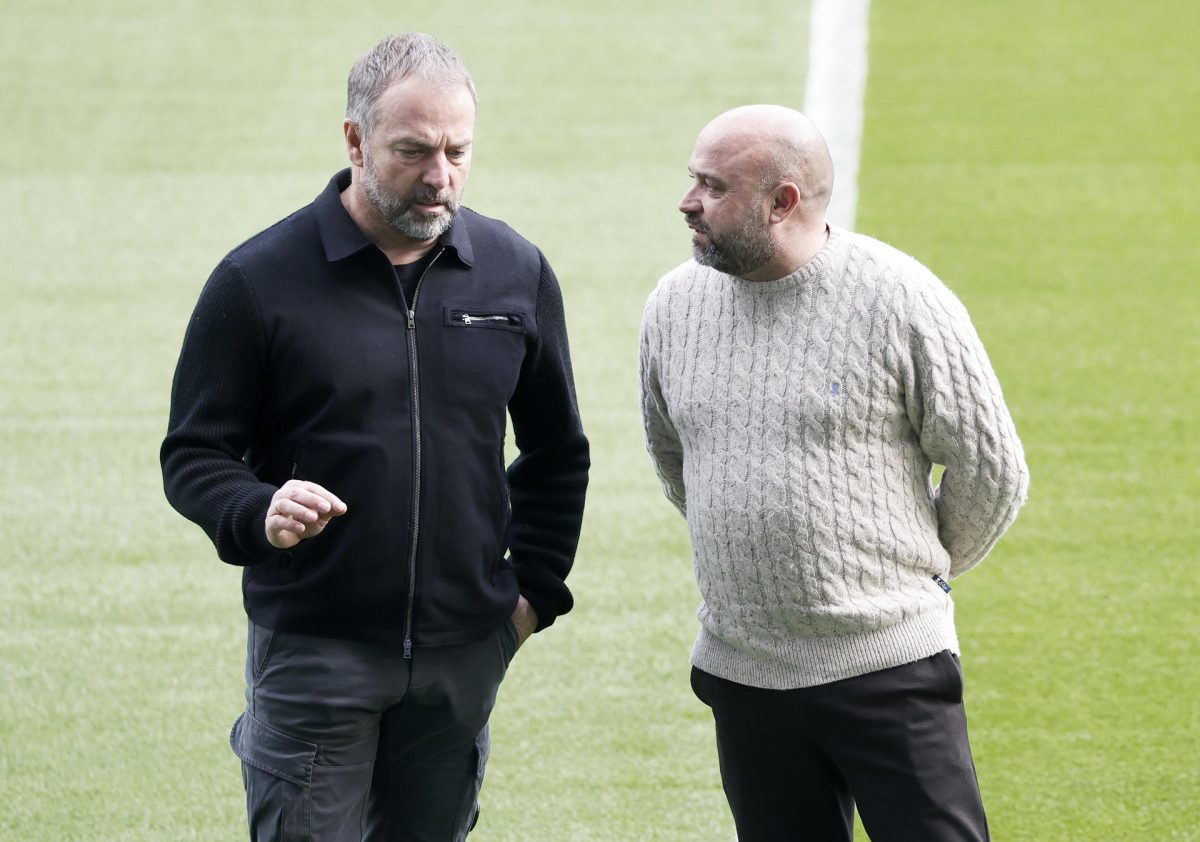 Los entrenadores del RCD Espanyol de Barcelona, Manolo González (d), y del FC Barcelona, Hansi Flick (i), posan para la tradicional foto que ambos clubs organizan previa al derbi de la Liga que se jugará mañana sábado en el RCDE Stadium de Cornellá-El Prat. EFE/Andreu Dalmau 
