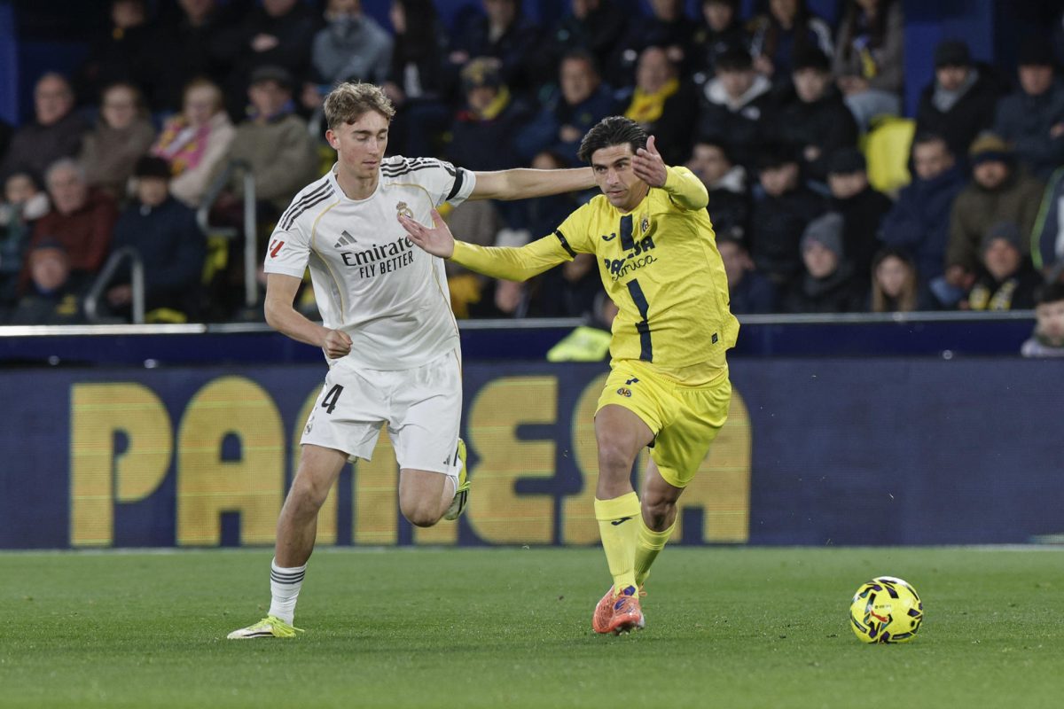 El defensa del Real Madrid Dean Huijsen (i) lucha con Gerard Moreno, del Villarreal, durante el partido de la jornada 21 de LaLiga que Villarreal CF y Real Madrid disputan en el estadio de La Cerámica. EFE/Kai Forsterling 
