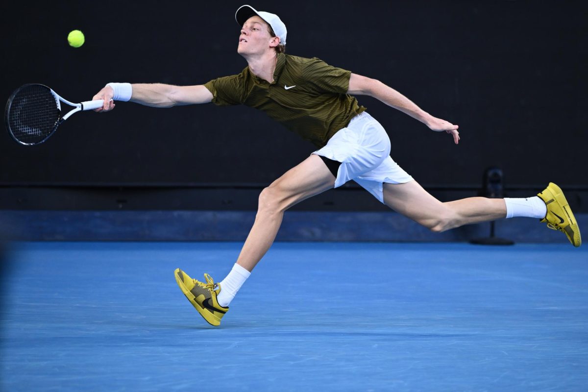 El tenista italiano Jannik Sinner en acción durante el partido del Abierto de Australia 2026 contra su compatriota Luciano Darderi en el Melbourne Park. EFE/EPA/JOEL CARRETT 