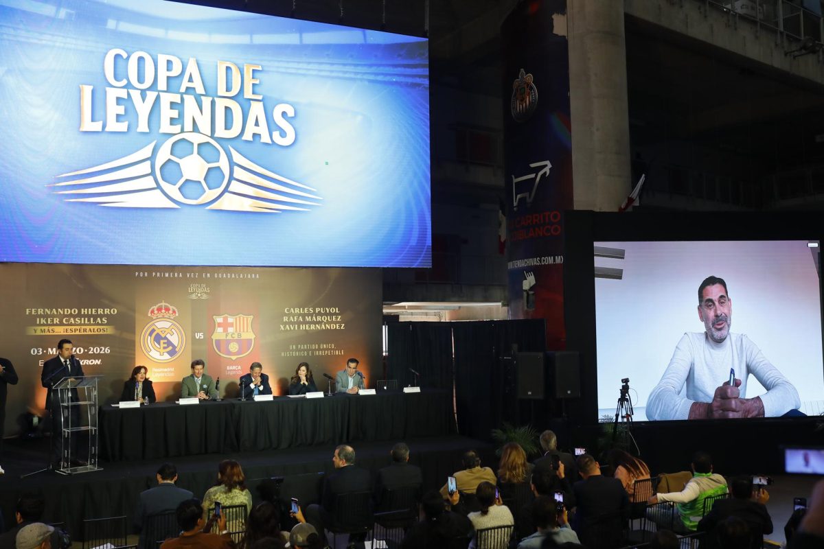 El exfutbolista español Fernando Hierro (d) habla en videoconferencia este miércoles, durante la presentación de la 'Copa Leyendas' que se disputará el próximo 3 de marzo entre el Real Madrid y Barcelona en el Estadio Akron en Guadalajara (México). EFE/ Francisco Guasco 