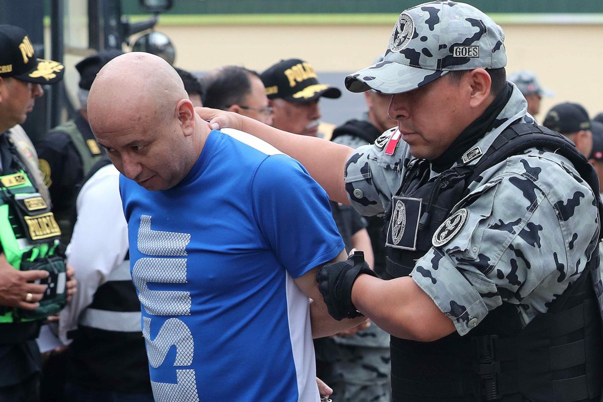 Perú traslada a 100 presos de