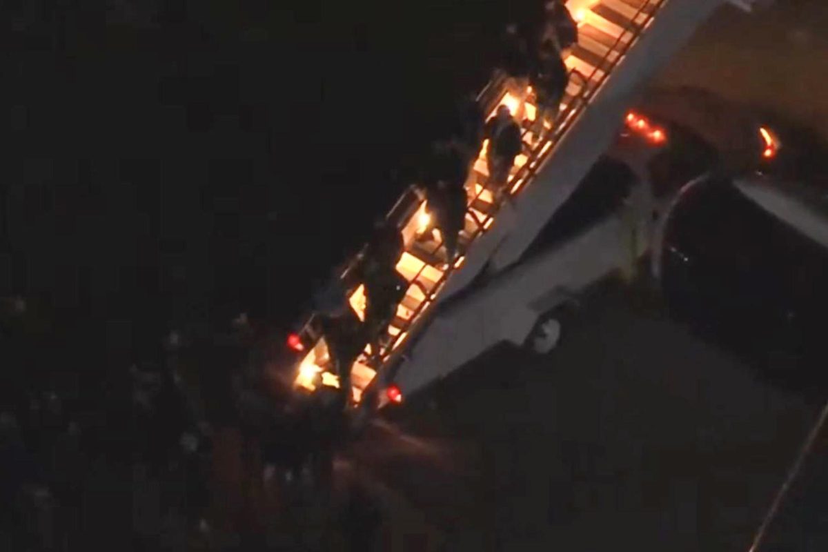Captura de video que muestra al presidente de Venezuela, Nicolás Maduro, descendiendo esposado del avión militar Boeing 757 este sábado, en Nueva York (Estados Unidos). EFE/ POOL NYC
