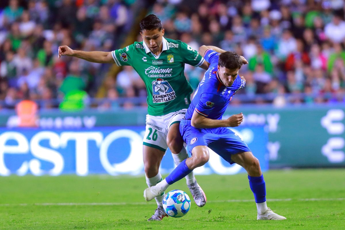 Salvador Reyes (i), de León, disputa un balón con José Paradela, de Cruz Azul, en un partido por la jornada 1 de la Liga MX en el estadio León en Guanajuato (México). EFE/Luis Ramírez 