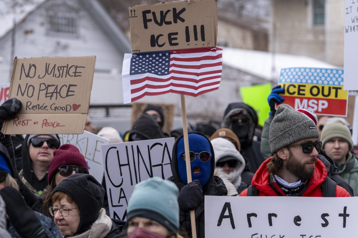 Personas sostienen carteles durante una manifestación en rechazo a los operativos del Servicio de Inmigración y Control de Aduanas (ICE) en Mineápolis (Estados Unidos). EFE/ Angel Colmenares
