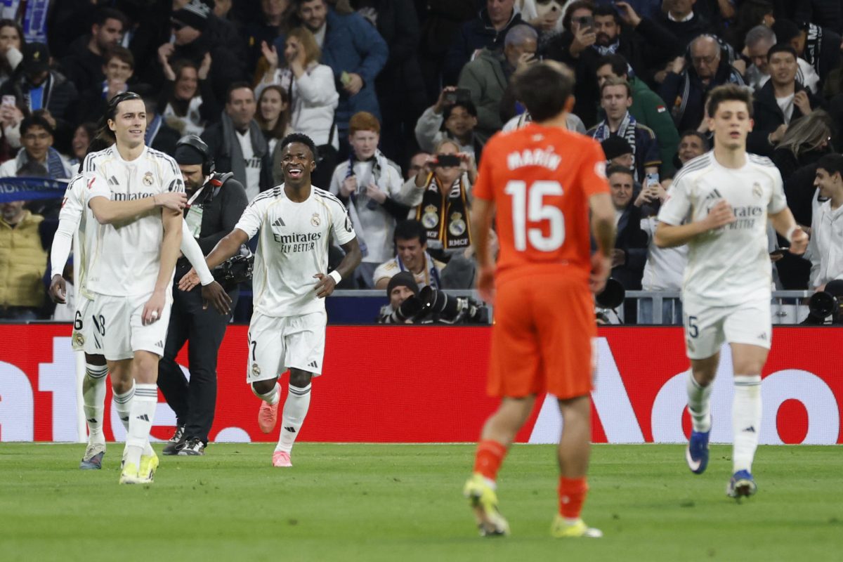 El delantero del Real Madrid Vinicius Jr. (c) celebra su gol, segundo del equipo blanco, durante el partido de la jornada 24 de LaLiga entre el Real Madrid y la Real Sociedad, en el estadio Santiago Bernabéu. EFE/Juanjo Martín 