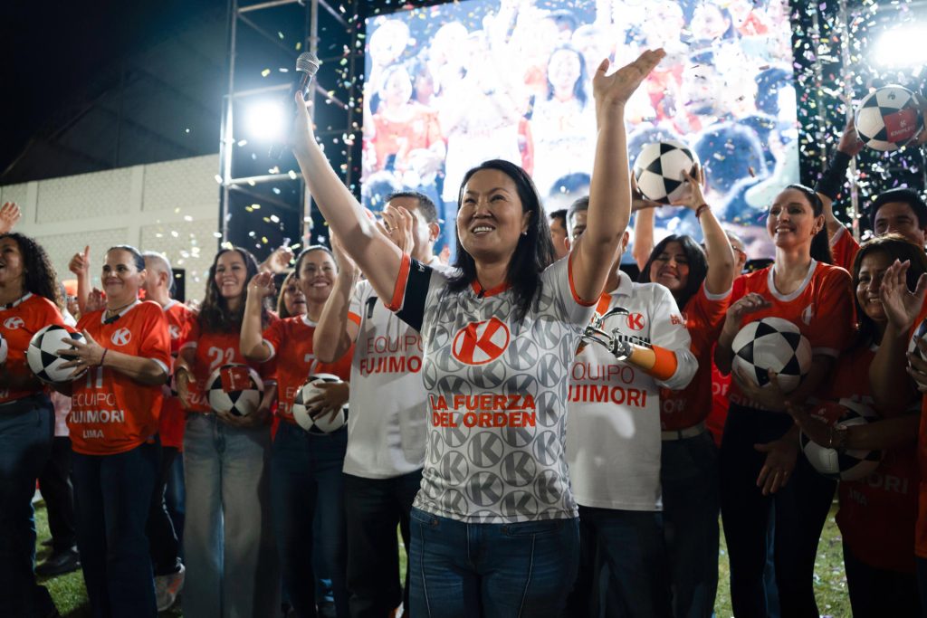 Keiko Fujimori (c), hija y heredera política del expresidente Alberto Fujimori (1990-2000), reacciona en un evento este jueves, en Lima (Perú). EFE/ John Reyes Mejía
