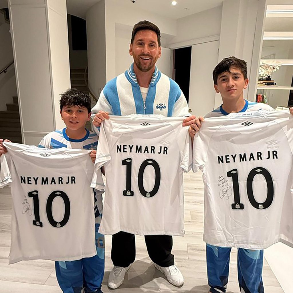 Messi posa al lado de sus hijos con la camisa de Neymar