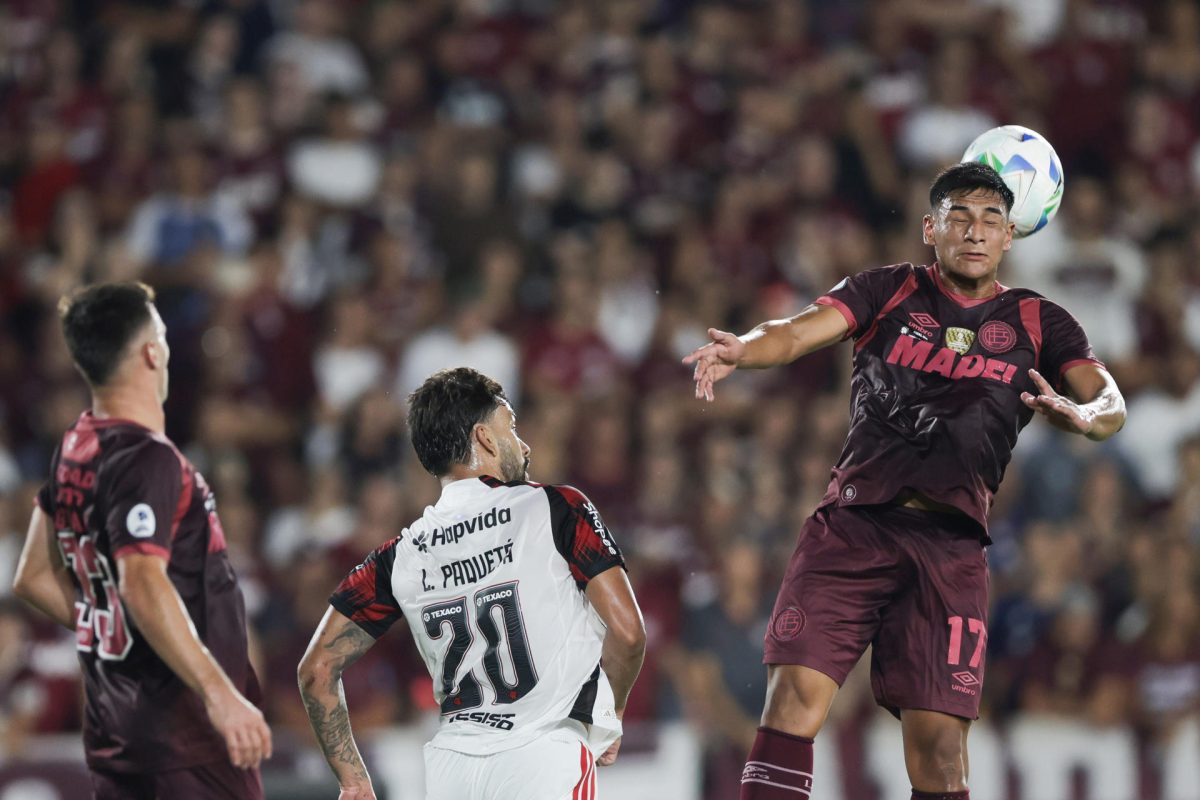 Agustín Medina (d), de Lanús, disputa un balón con Lucas Paquetá (c), de Flamengo, en el partido de ida por la final de la Recopa Sudamericana entre Lanús y Flamengo en el estadio Ciudad de Lanús en Lanús (Argentina). EFE/Adán González 