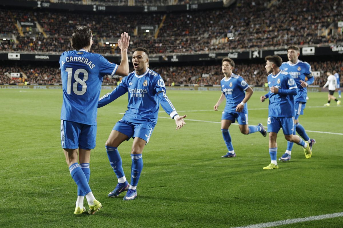 El defensa del Real Madrid Álvaro Carreras (i) celebra con sus compañeros tras marcar ante el Valencia, durante el partido de LaLiga de fútbol que Valencia CF y Real Madrid disputaron en el estadio de Mestalla. EFE/Kai Forsterling 